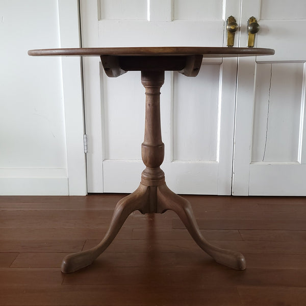 Handsome English Mahogany Tilt Top Side Table